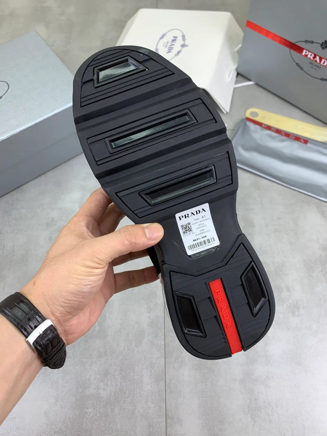 Men's men's shoes 💰P660 💰[New model] The top version is now available on the official website, 🆘 Air-cushion shock-absorbing thick-soled trendy brand (Prada) is the main popular model, avant-garde and versatile fashionable men's shoes, private version mold opening, cowhide surface splicing 1:1.. Simple fashion, original imported cowhide feet; the atmosphere and personality are more fashionable, eye-catching and pursuing class. It will subvert the old idea and be a must-have for fashion trendsetters with you! Must keep it for yourself ! Tall and comfortable, large and low, high-end quality workmanship. Code number: 38-45; 4 colors available.
